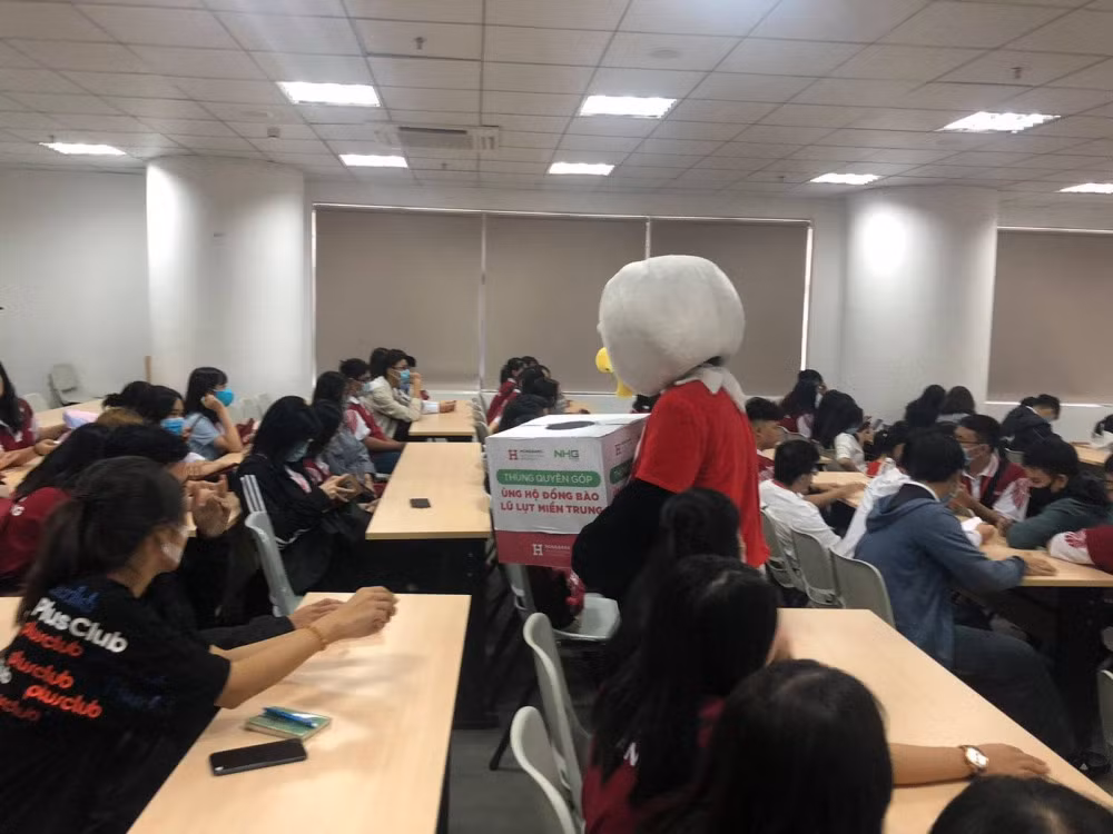 Nhiều trường ở TP. HCM giảm học phí, tặng học bổng cho sinh viên vùng lũ ảnh 1
