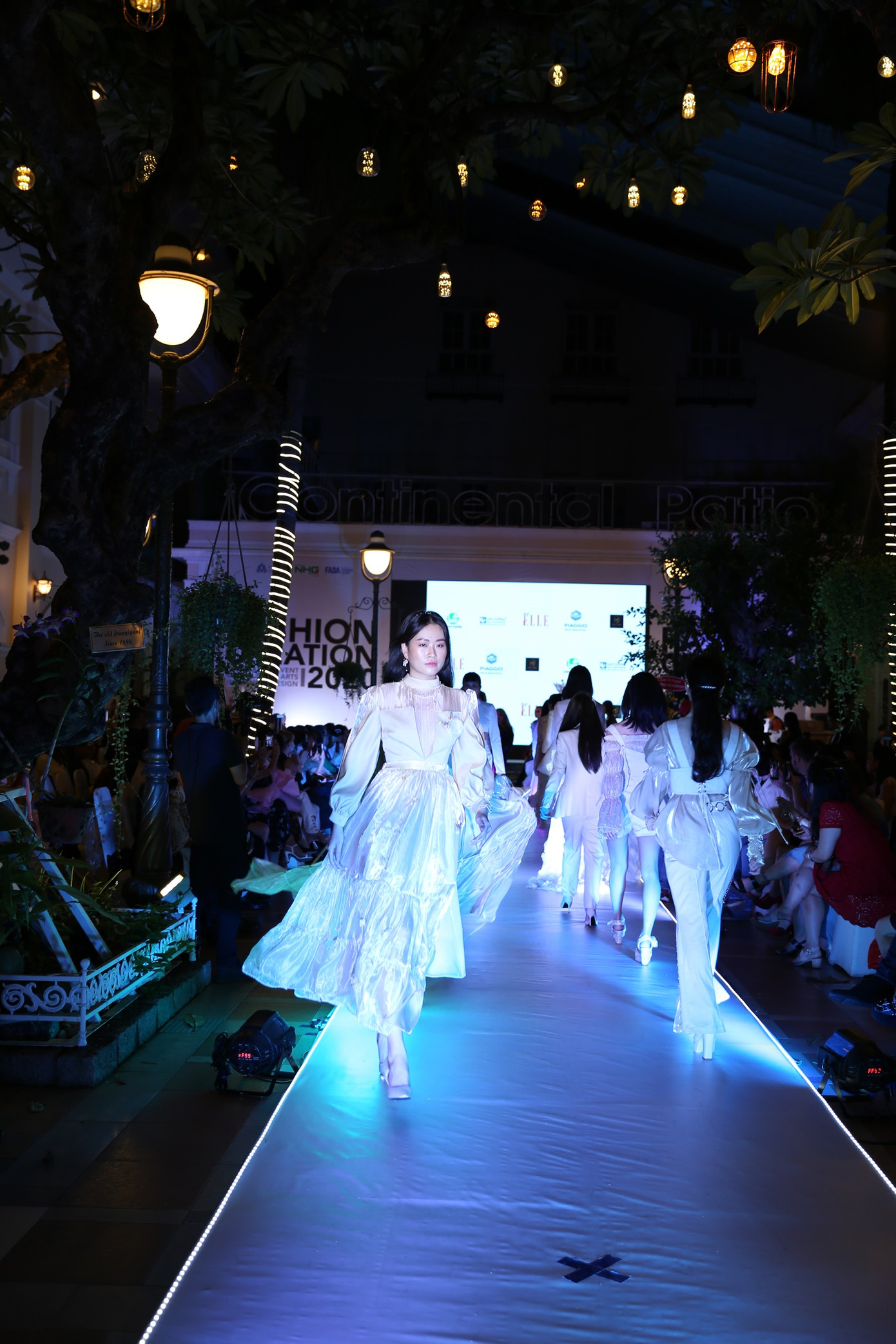 Biến sàn catwalk học đường thành sân chơi thời trang chuyên nghiệp ảnh 1