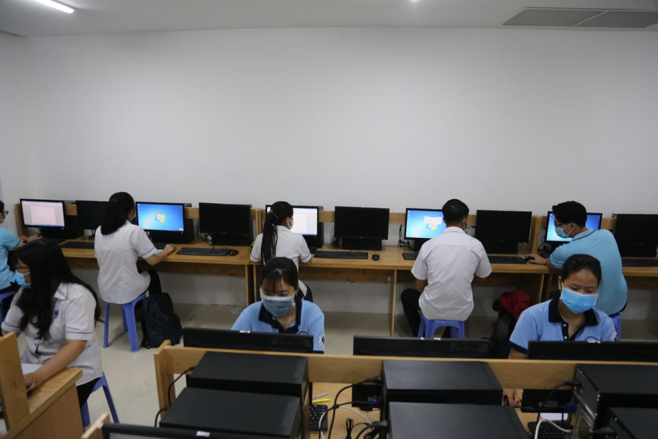 Sinh viên hào hứng trở lại giảng đường ảnh 11