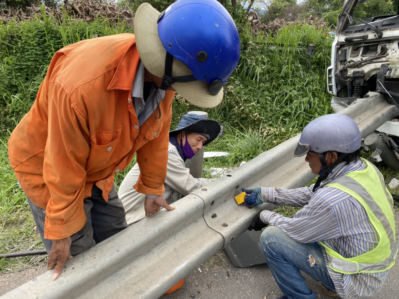 Công nhân vất vả dọn dẹp hiện trường vụ tai nạn thảm khốc ở Bình Thuận ảnh 13