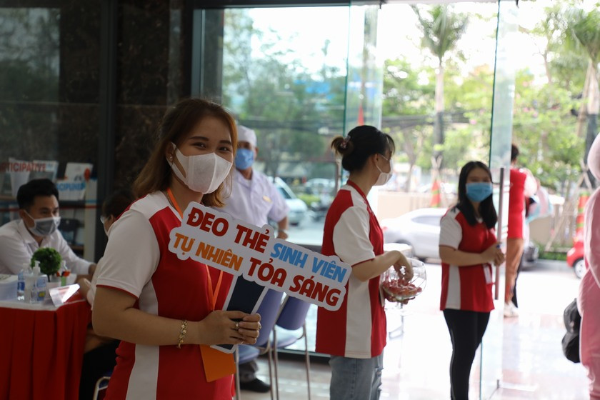 Sinh viên hào hứng trở lại giảng đường ảnh 4