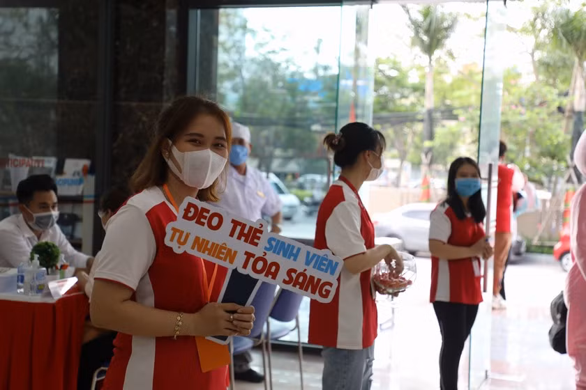 Sinh viên hào hứng trở lại giảng đường ảnh 4