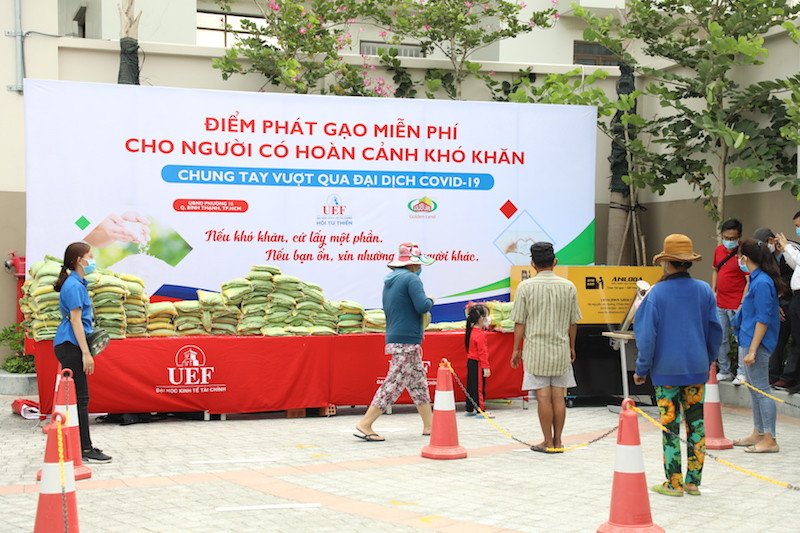 Trường ĐH Kinh tế Tài chính TP. HCM làm “ATM gạo” cho cộng đồng ảnh 1