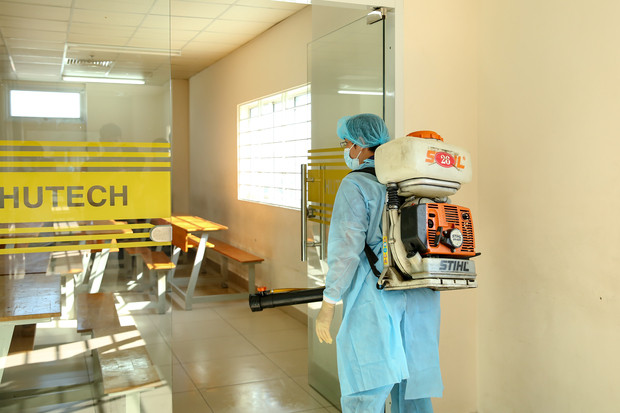 Trường ĐH Công nghệ TP. HCM phải phun khử trùng vì BN1342 đi học ảnh 10