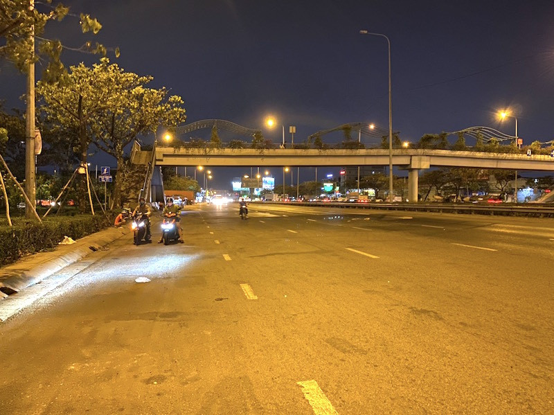 Cửa ngõ TPHCM về miền Tây vắng hoe trước giờ cách ly toàn xã hội ảnh 11