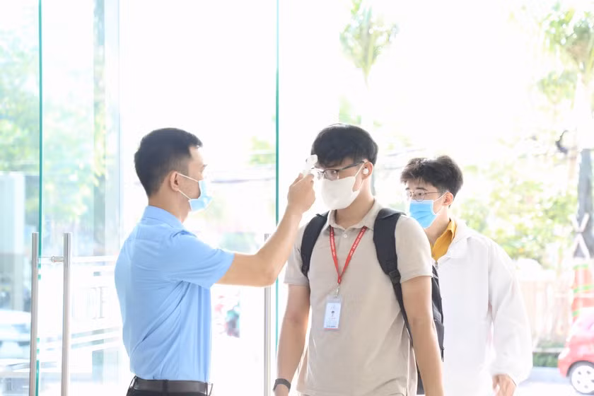 Sinh viên hào hứng trở lại giảng đường ảnh 9