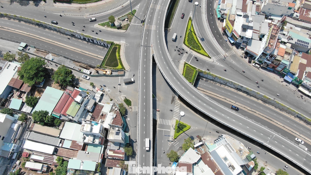 Tận thấy tuyến đường gánh cả 'rừng' chung cư ở TPHCM bị thanh tra quy hoạch ảnh 4