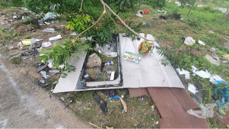 Công nhân vất vả dọn dẹp hiện trường vụ tai nạn thảm khốc ở Bình Thuận ảnh 17