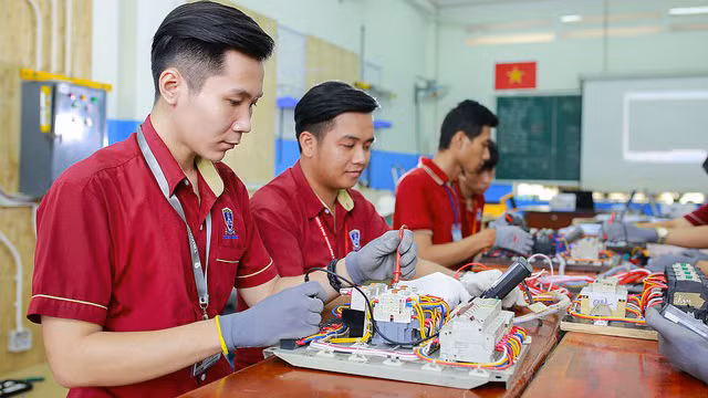 Trường ĐH Nguyễn Tất Thành công bố điểm trúng tuyển học bạ ảnh 1