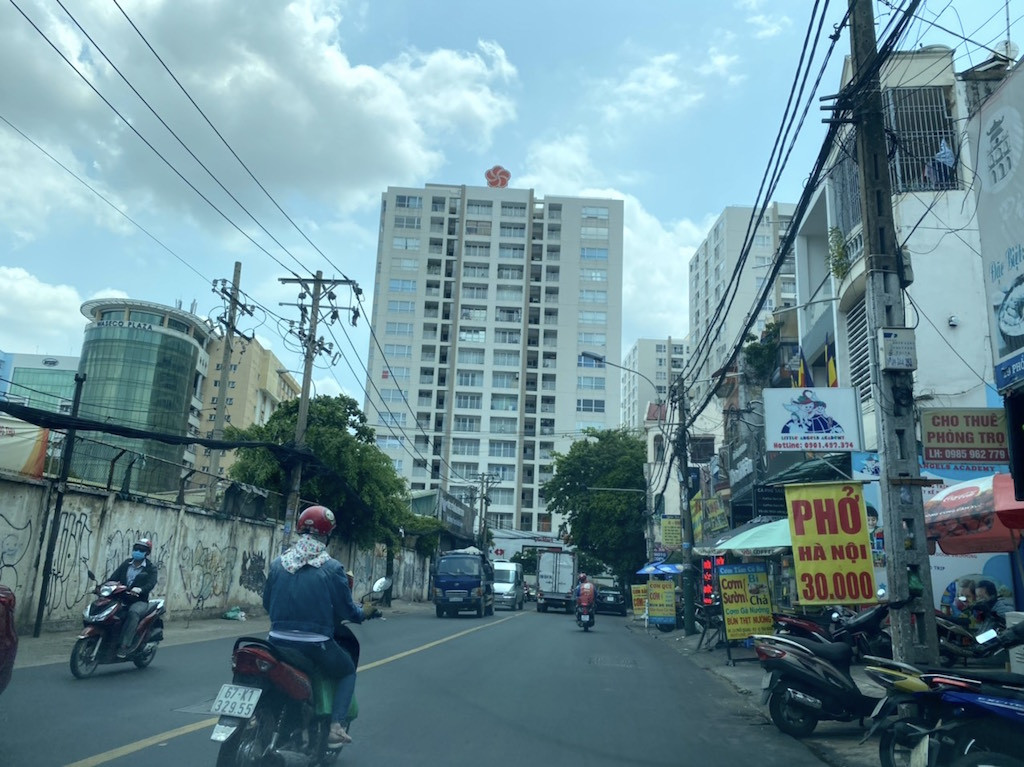 Nhìn gần bốn con đường ở Sài Gòn ken đặc chung cư ảnh 2