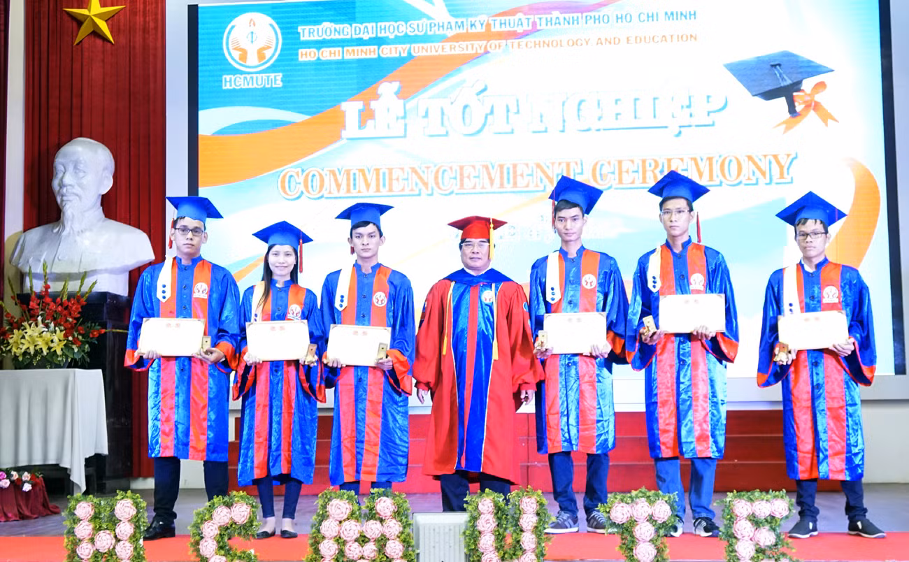 Vì dịch COVID-19, hàng ngàn sinh viên không thể nhận bằng tốt nghiệp ảnh 3