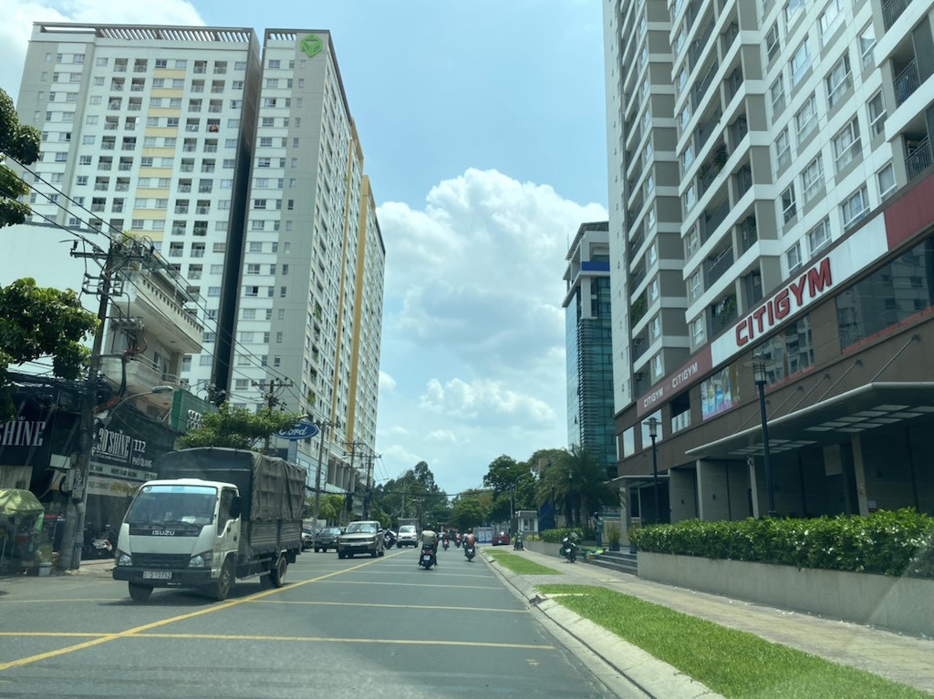 Nhìn gần bốn con đường ở Sài Gòn ken đặc chung cư ảnh 3