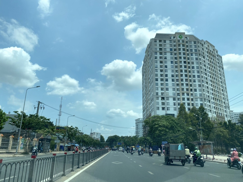 Nhìn gần bốn con đường ở Sài Gòn ken đặc chung cư ảnh 6