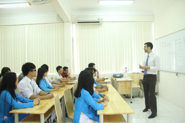 Giảng viên là F1 COVID-19, trường ĐH Ngân hàng TP. HCM phải cho sinh viên nghỉ học ảnh 1