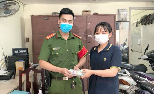 Tặng giấy khen, học bổng cho nữ sinh viên giao 200 triệu đồng nhặt được cho công an ảnh 1