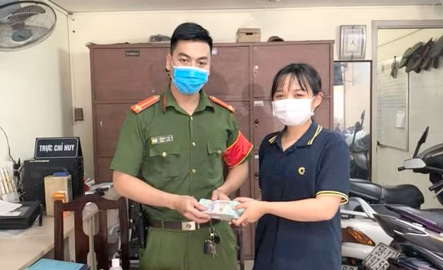 Tặng giấy khen, học bổng cho nữ sinh viên giao 200 triệu đồng nhặt được cho công an ảnh 1