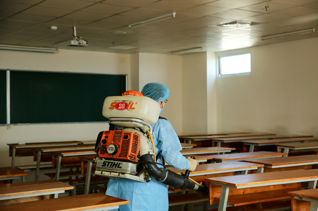 Trường ĐH Công nghệ TP. HCM phải phun khử trùng vì BN1342 đi học ảnh 12