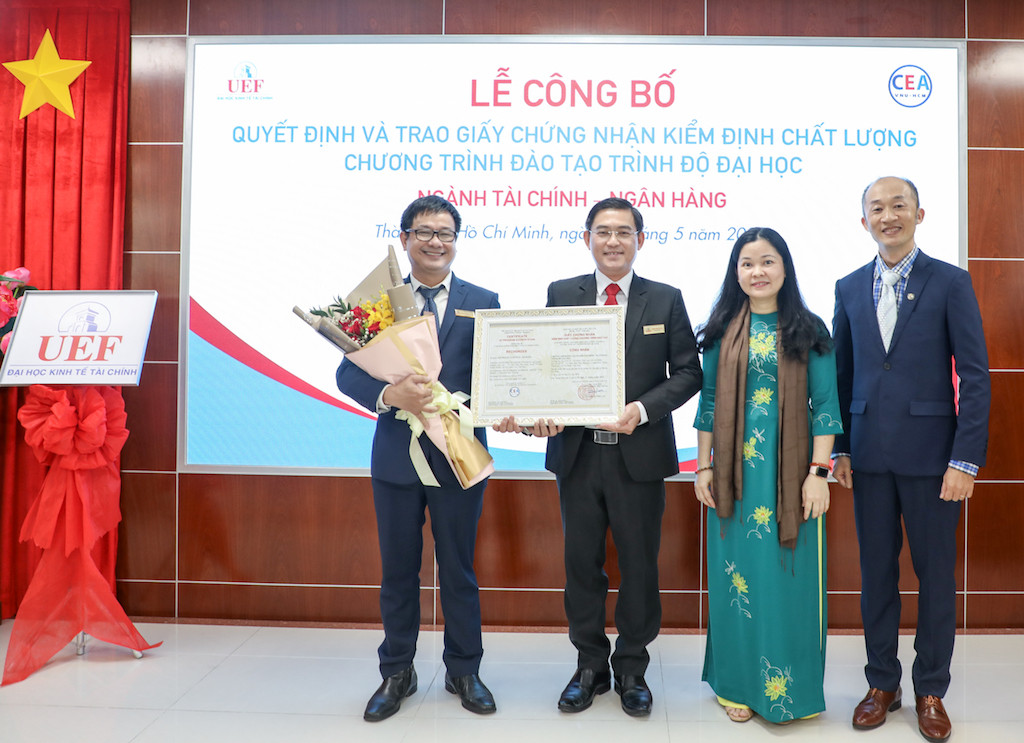Lãnh đạo trường ĐH Kinh tế Tài chính TP. HCM nhận giấy chứng nhận kiểm định chất lượng ngành Tài chính Ngân hàng. Ngành Tài chính Ngân hàng, ĐH Kinh tế Tài chính TP. HCM đạt chuẩn kiểm định chất lượng ảnh 1