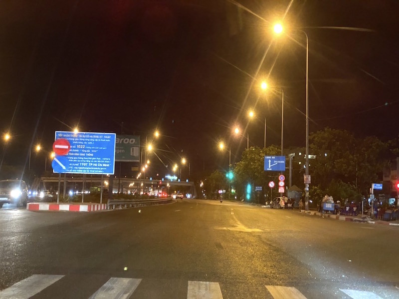 Cửa ngõ TPHCM về miền Tây vắng hoe trước giờ cách ly toàn xã hội ảnh 14