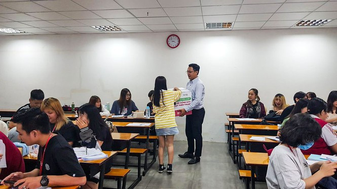 Nhiều trường ở TP. HCM giảm học phí, tặng học bổng cho sinh viên vùng lũ ảnh 2