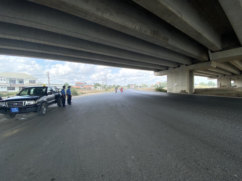 Cận cảnh chốt kiểm soát COVID-19 ở 7 cửa ngõ TPHCM ảnh 2