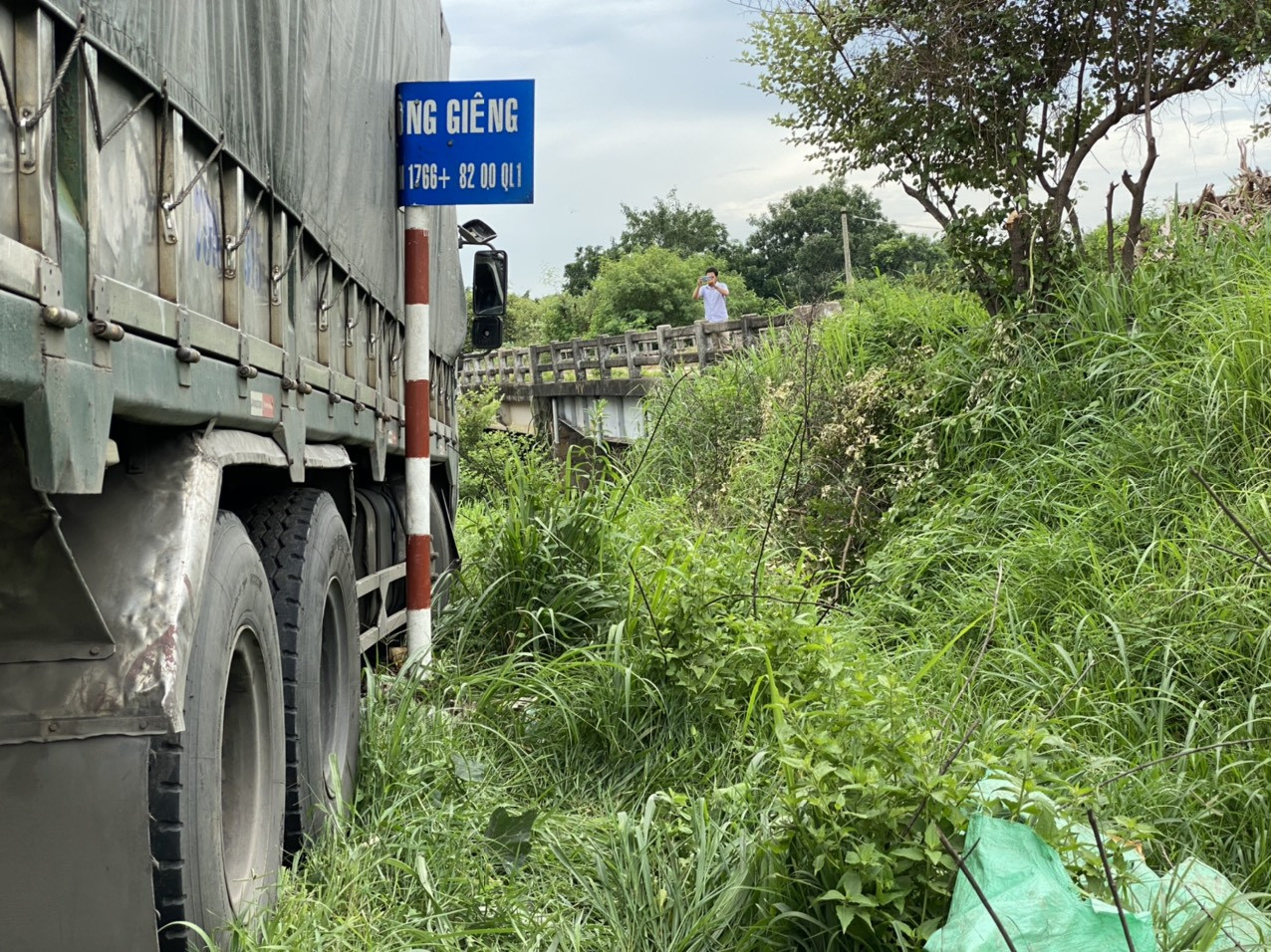 Công nhân vất vả dọn dẹp hiện trường vụ tai nạn thảm khốc ở Bình Thuận ảnh 11