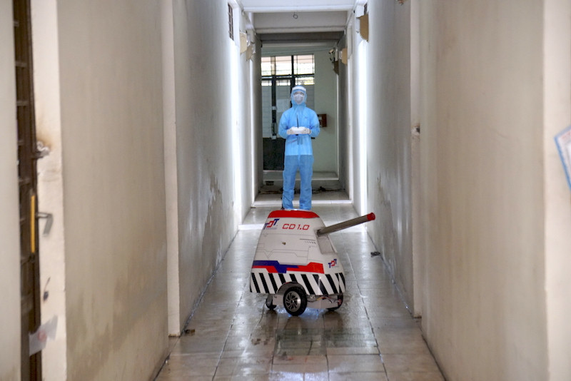 Trường ĐH Tôn Đức Thắng bàn giao robot chống dịch COVID-19 cho khu cách ly ảnh 1