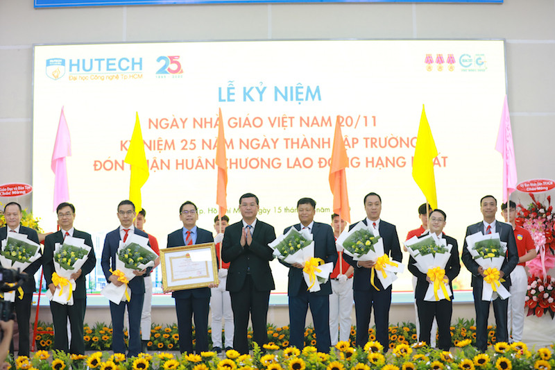 Trường ĐH Công nghệ TP. HCM nhận Huân chương Lao động hạng Nhất ảnh 1