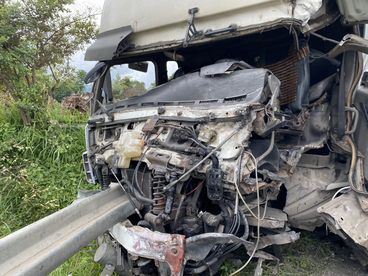 Công nhân vất vả dọn dẹp hiện trường vụ tai nạn thảm khốc ở Bình Thuận ảnh 8