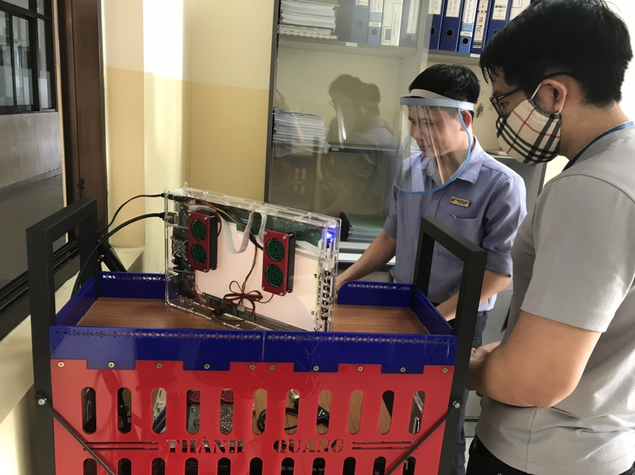Nhóm nghiên cứu robot của trường ĐH Tôn Đức Thắng gồm nhiều tiến sĩ, thạc sĩ , học viên cao học và sinh viên khoa Điện-Điện tử. Trường ĐH Tôn Đức Thắng chế tạo rotbot khử khuẩn để chống dịch COVID-19 ảnh 1