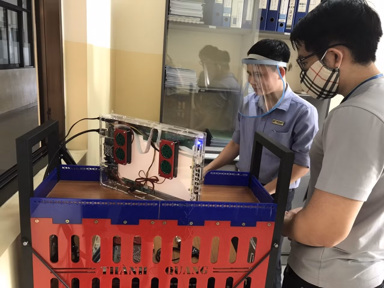 Trường ĐH Tôn Đức Thắng chế tạo rotbot khử khuẩn để chống dịch COVID-19 ảnh 1