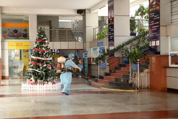 Trường ĐH Công nghệ TP. HCM phải phun khử trùng vì BN1342 đi học ảnh 6