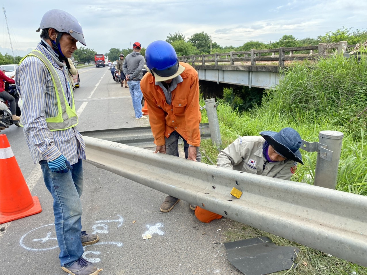Công nhân vất vả dọn dẹp hiện trường vụ tai nạn thảm khốc ở Bình Thuận ảnh 14