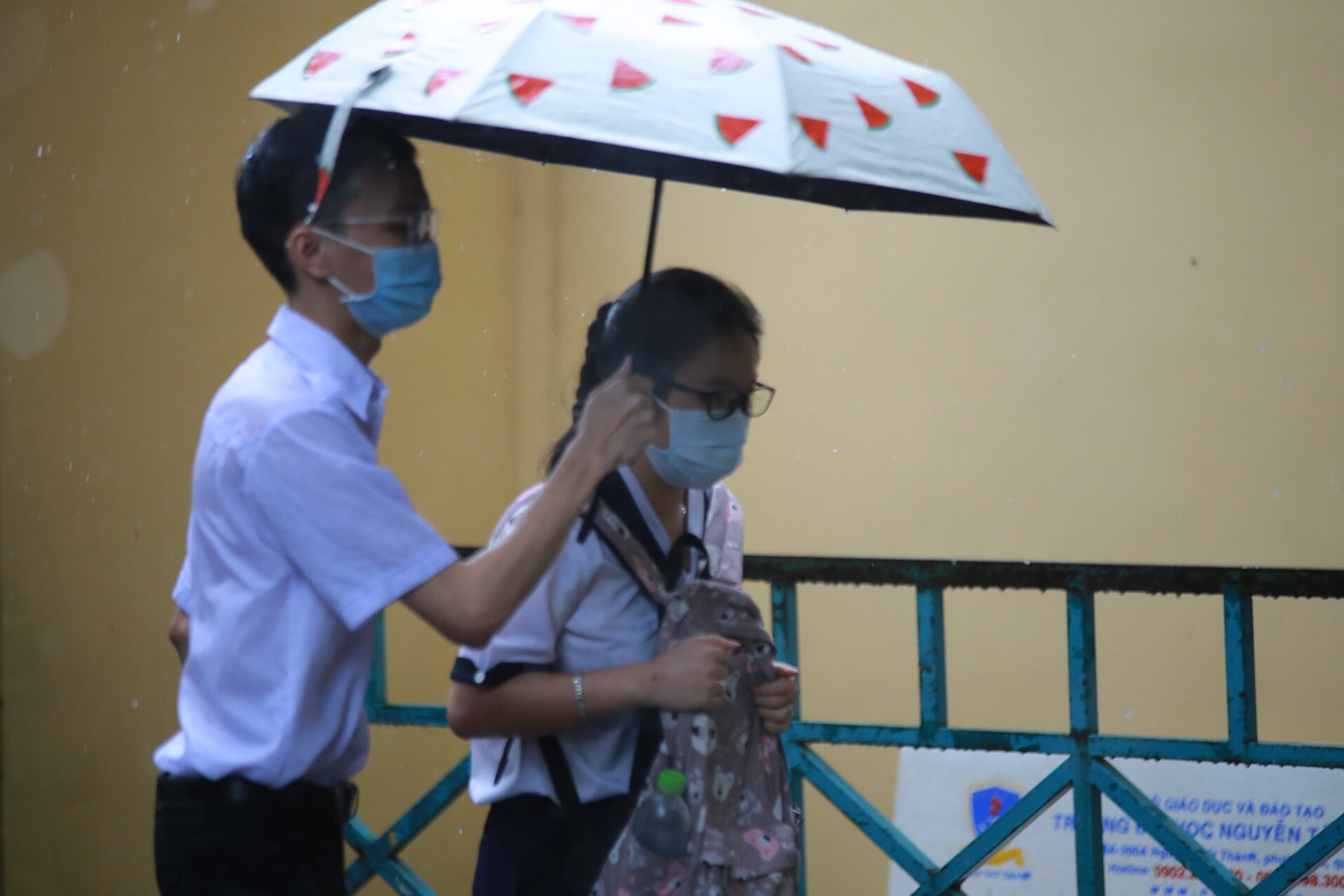 Sinh viên tình nguyện nhường áo mưa, che dù cho thí sinh lên phòng thi ảnh 6