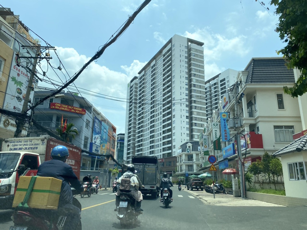 Nhìn gần bốn con đường ở Sài Gòn ken đặc chung cư ảnh 5