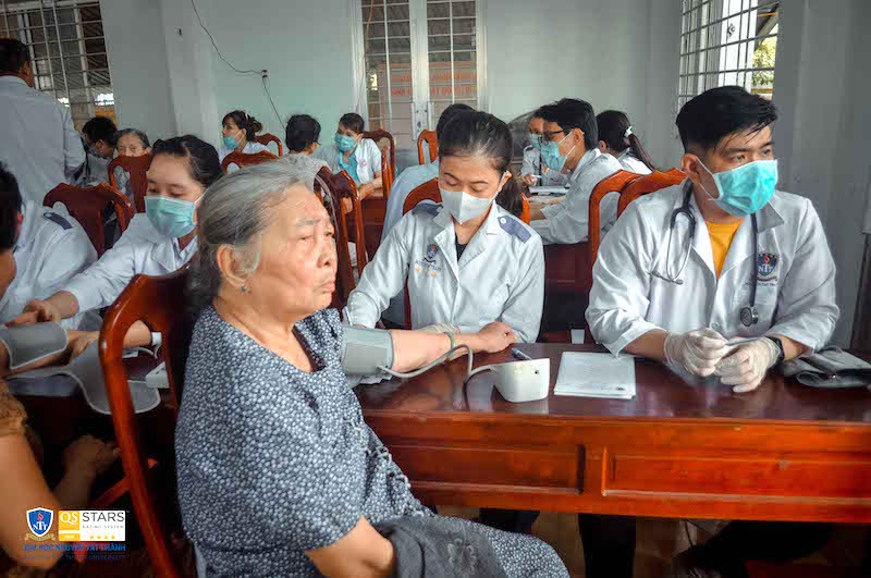 Sinh viên trường ĐH Nguyễn Tất Thành khám, cấp phát thuốc miễn phí cho người nghèo ảnh 1