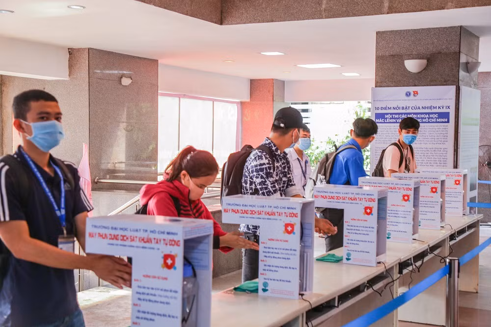 Sinh viên hào hứng trở lại giảng đường ảnh 5