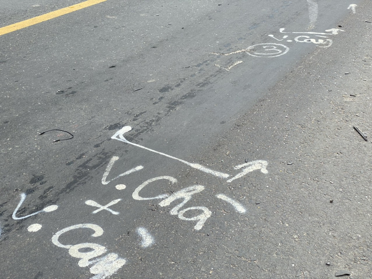 Công nhân vất vả dọn dẹp hiện trường vụ tai nạn thảm khốc ở Bình Thuận ảnh 12