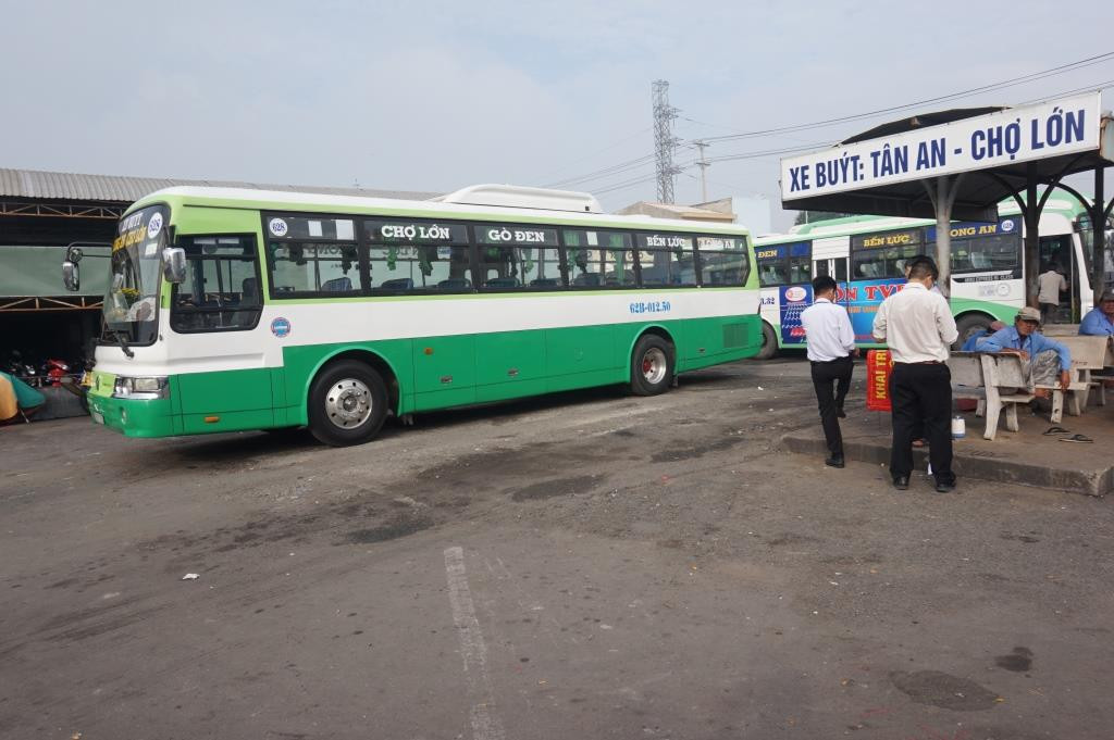 Nữ sinh viên là F1 về quê, tỉnh Long An phải truy tìm hành khách trên xe buýt ảnh 1