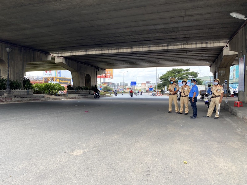 Cận cảnh chốt kiểm soát COVID-19 ở 7 cửa ngõ TPHCM ảnh 16