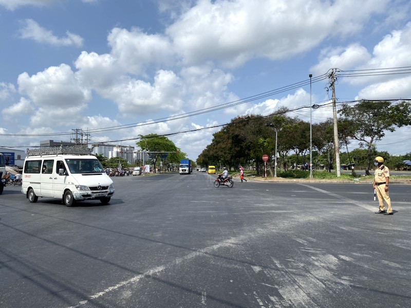 Cận cảnh chốt kiểm soát COVID-19 ở 7 cửa ngõ TPHCM ảnh 9