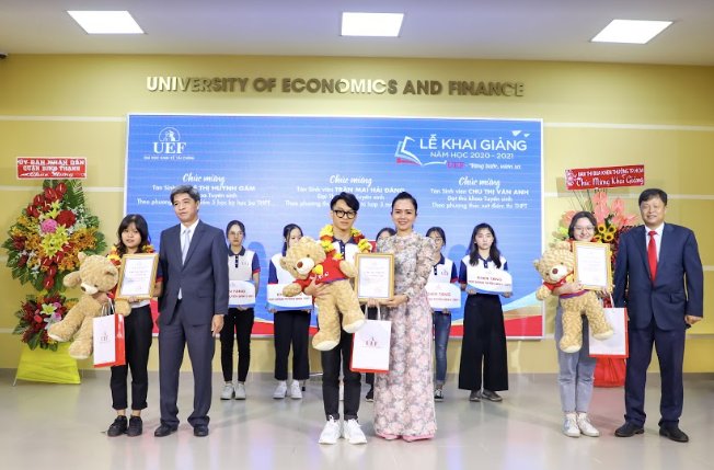 3 thủ khoa trường ĐH Kinh tế Tài chính TP. HCM nhận học bổng 100% ảnh 1