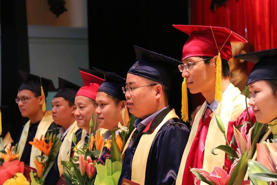 Thông tư cũng yêu cầu cơ sở đào tạo trong và ngoài nước phải có kinh nghiệm trong việc triển khai đào tạo theo hình thức trực tuyến và kết hợp. Được đào tạo tiến sĩ bằng hình thức online ảnh 1