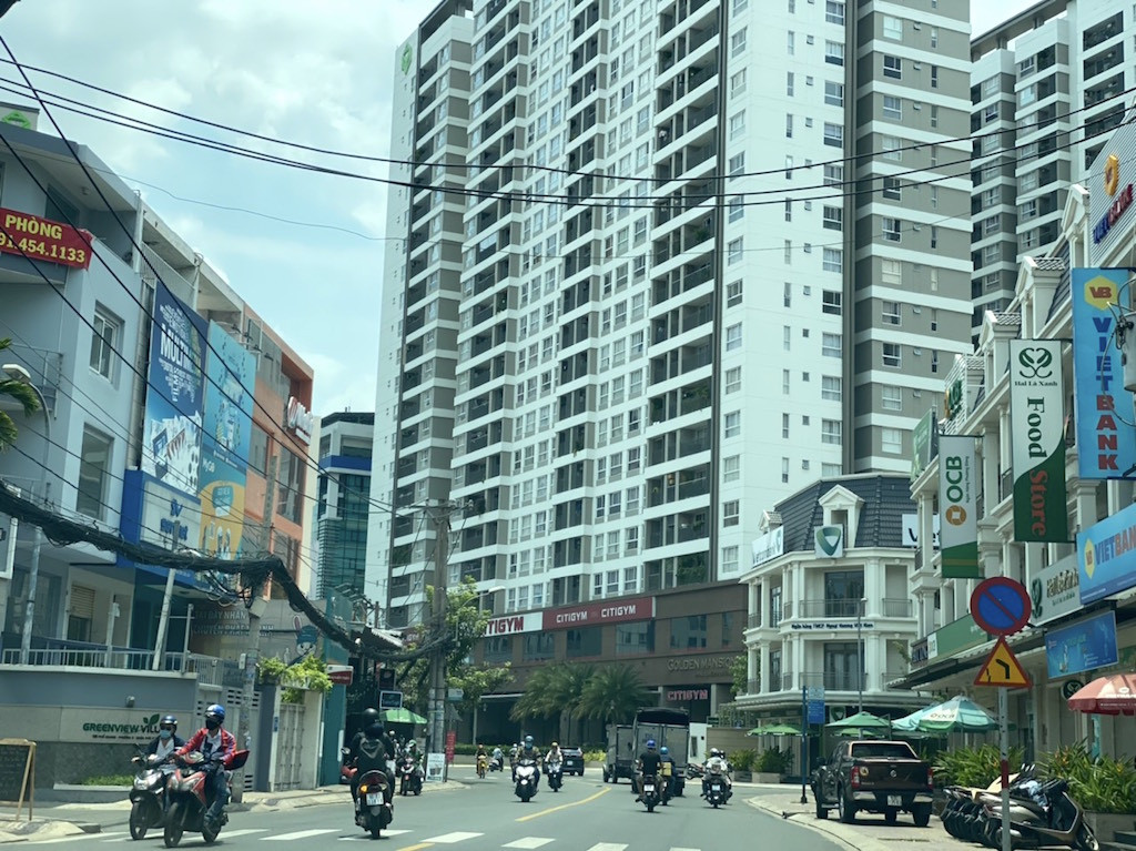 Nhìn gần bốn con đường ở Sài Gòn ken đặc chung cư ảnh 4