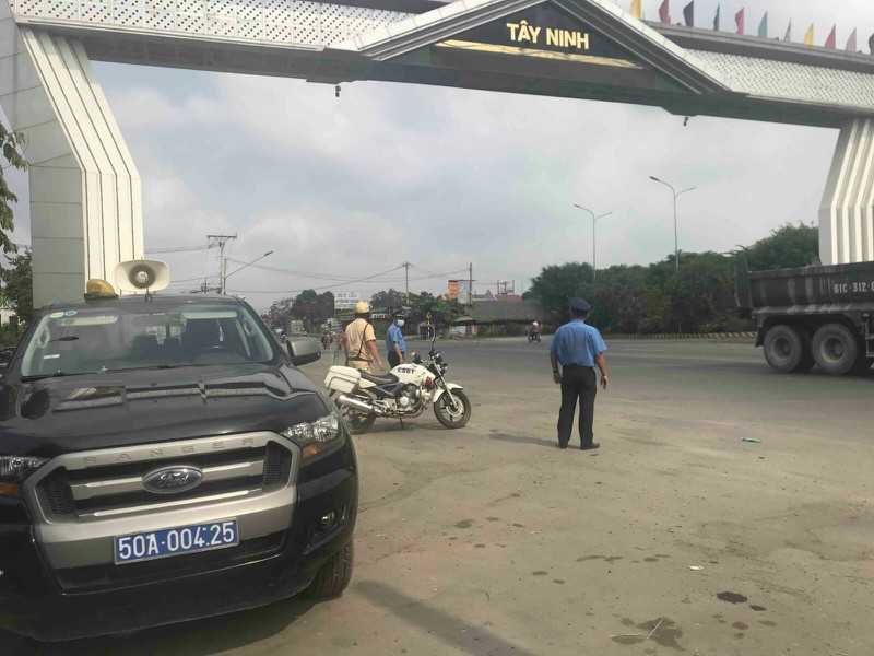 Cận cảnh chốt kiểm soát COVID-19 ở 7 cửa ngõ TPHCM ảnh 22