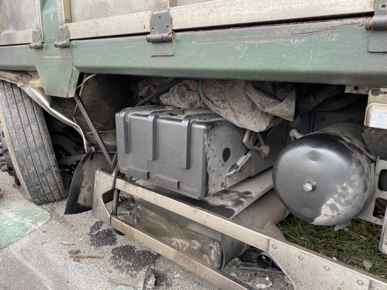 Công nhân vất vả dọn dẹp hiện trường vụ tai nạn thảm khốc ở Bình Thuận ảnh 4