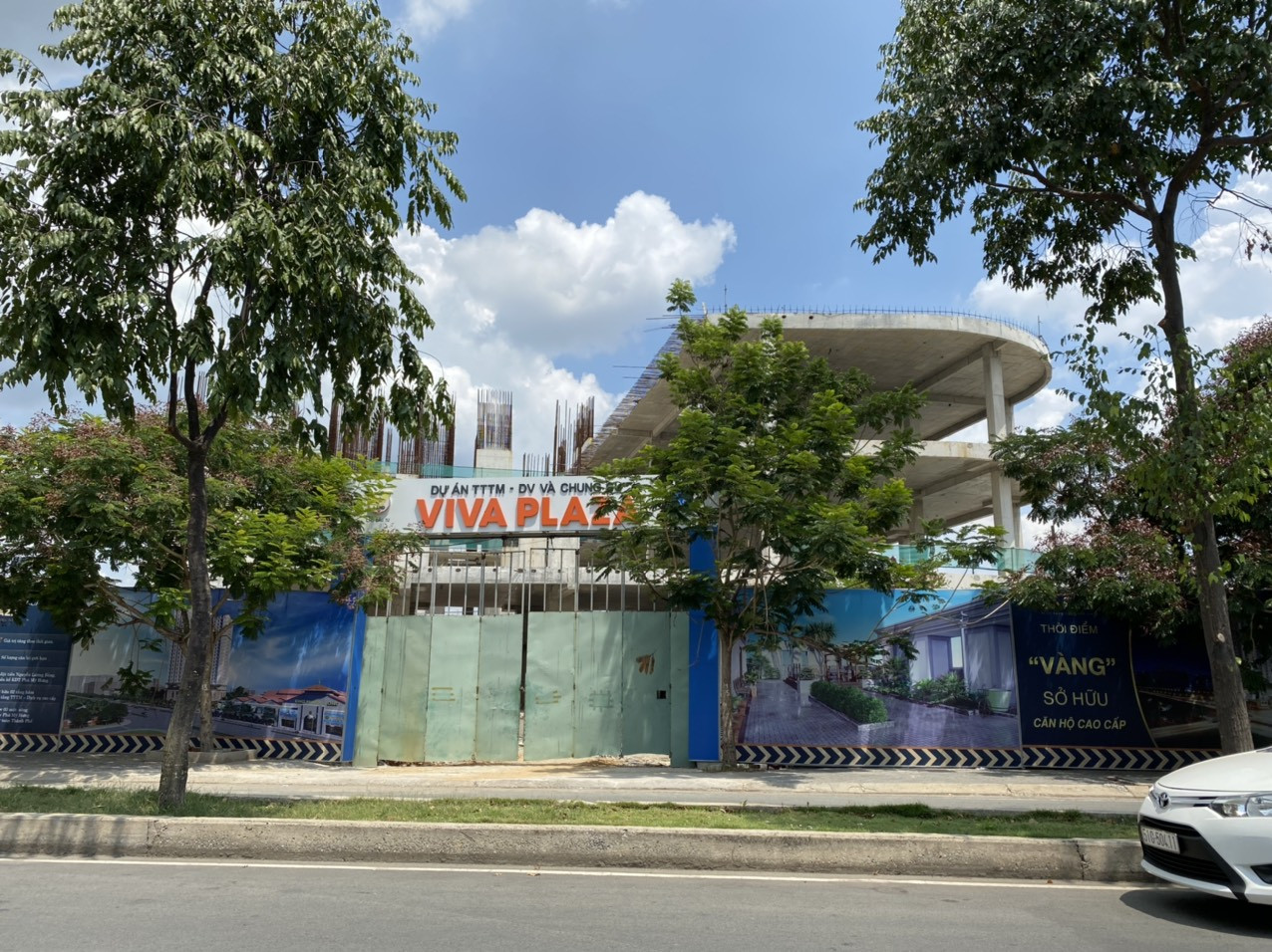 Nội bộ Vinaland ‘va chạm’, khách hàng dài cổ chờ nhà ảnh 2