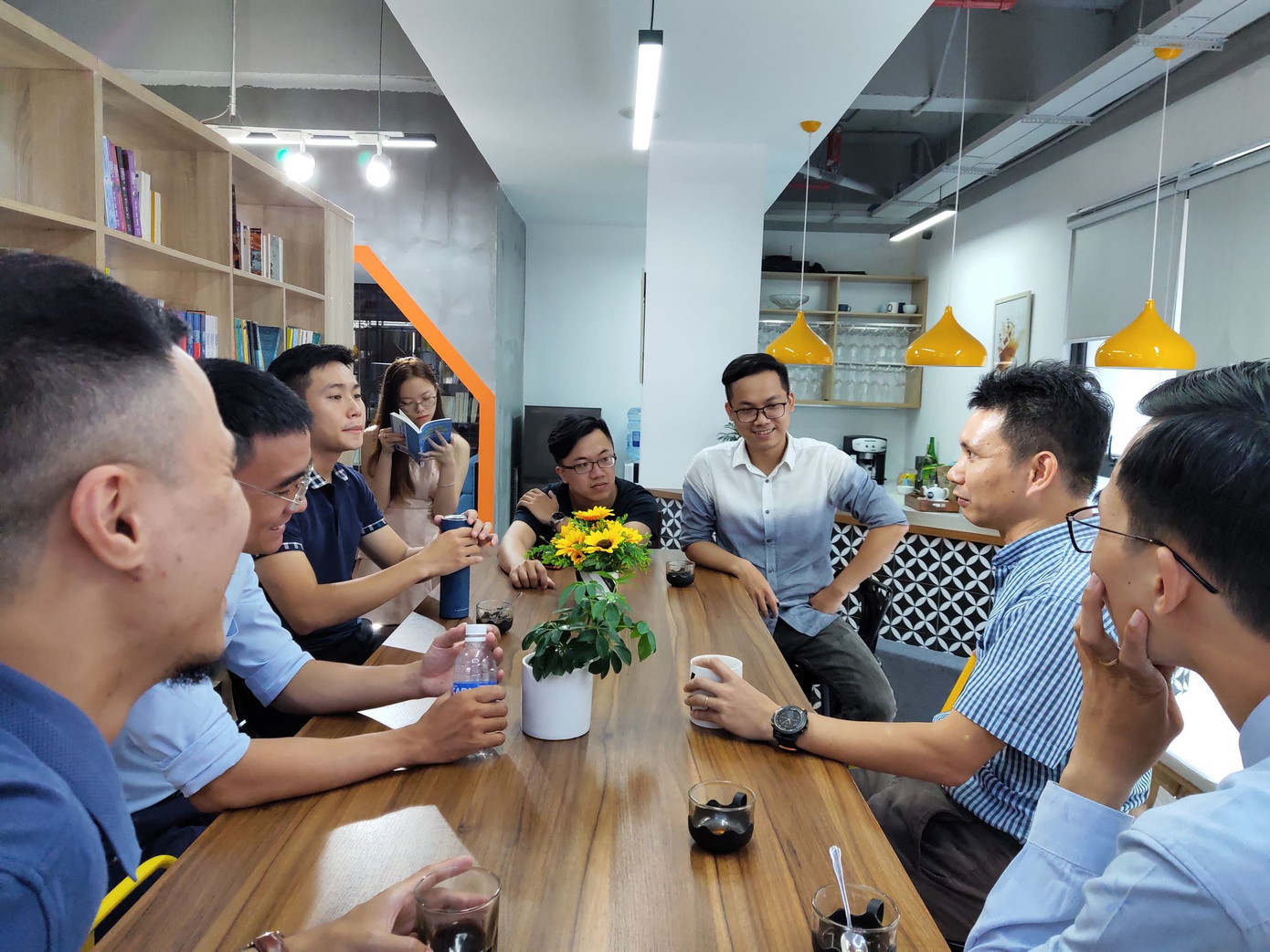 30 ứng viên từ 22-35 tuổi từ khắp mọi nơi sẽ được lựa chọn để tham gia khóa đào tạo trong 3 tháng, kết hợp giữa hình thức online và offline, vận hành bởi Viện Lãnh đạo ABG với sự đồng hành của Viện Friedrich Naumann Việt Nam. 30 suất học bổng lãnh đạo trẻ ABG cho các ứng viên xuất sắc ảnh 1