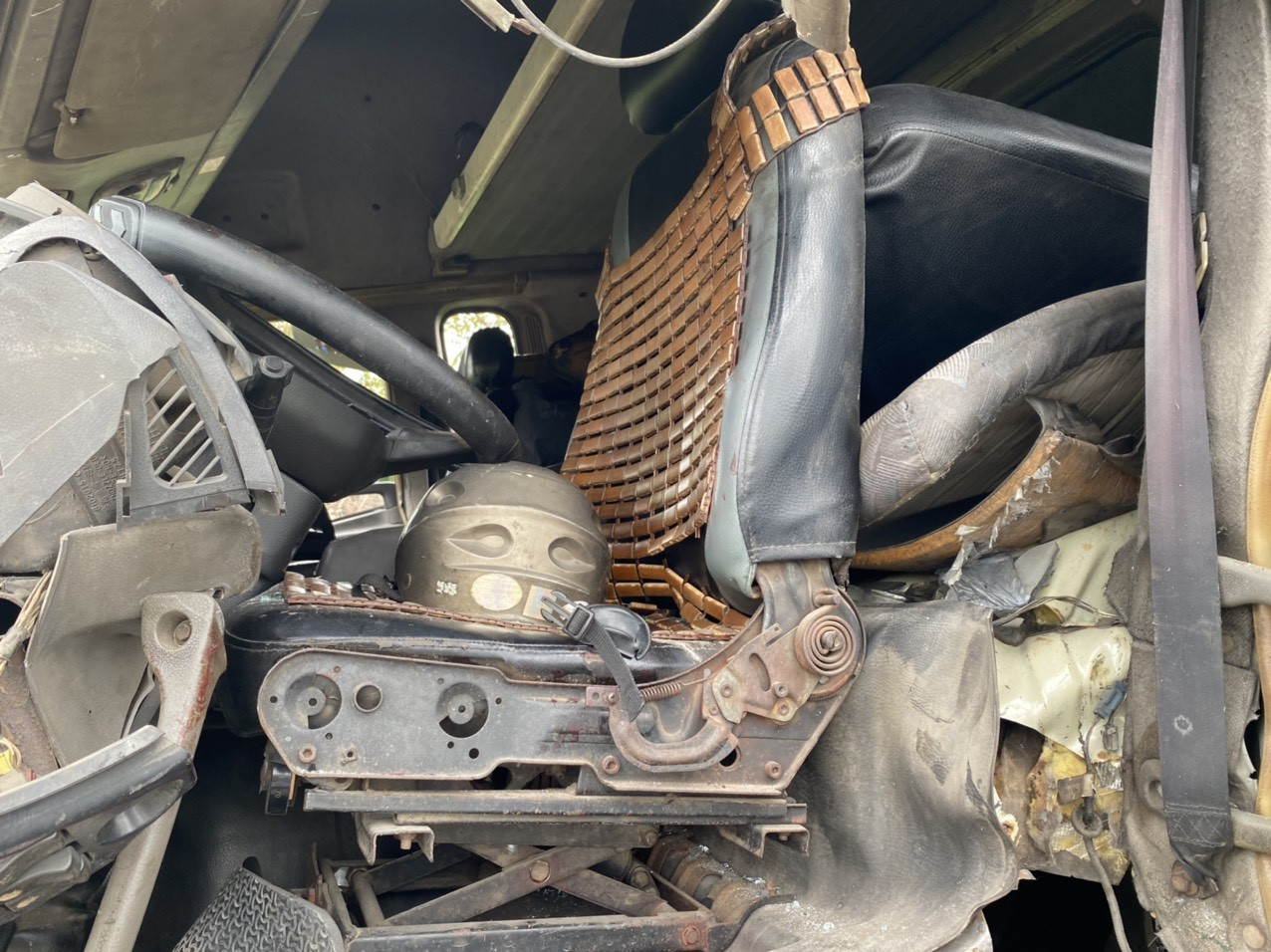 Công nhân vất vả dọn dẹp hiện trường vụ tai nạn thảm khốc ở Bình Thuận ảnh 5