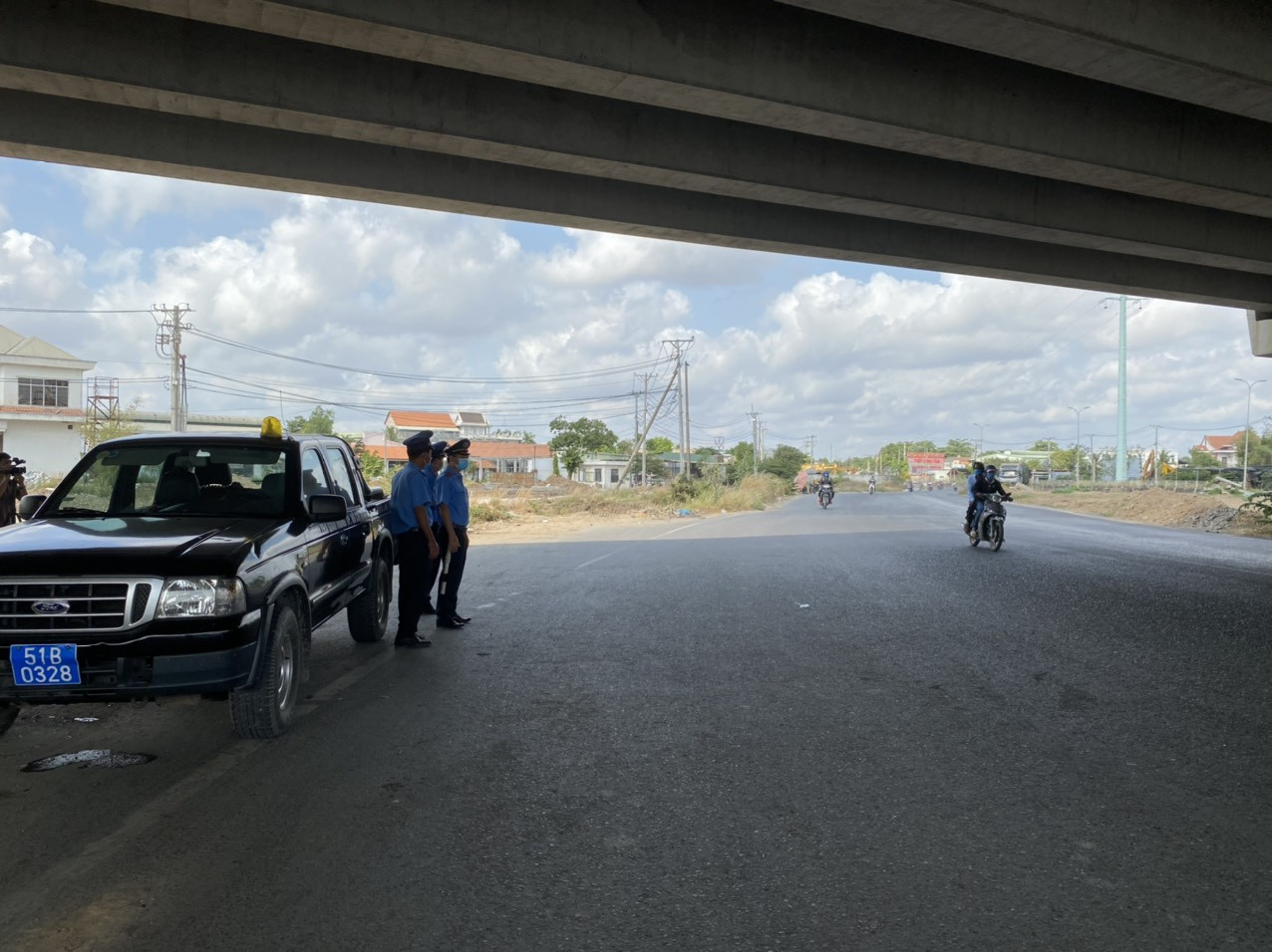 Cận cảnh chốt kiểm soát COVID-19 ở 7 cửa ngõ TPHCM ảnh 3